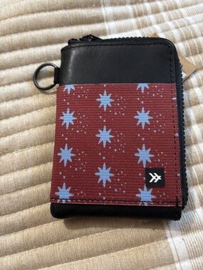 Thread Zipper Red Star Pattern Zip Wallet with Black Trim Retail $30 NWT
